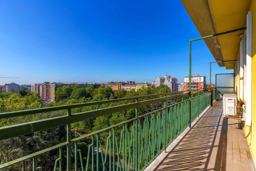 Sunny & Updated Flat With Panoramic City View 50M From M4 Stop Milão Exterior foto