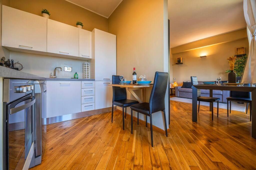 Sunny & Updated Flat With Panoramic City View 50M From M4 Stop Milão Exterior foto